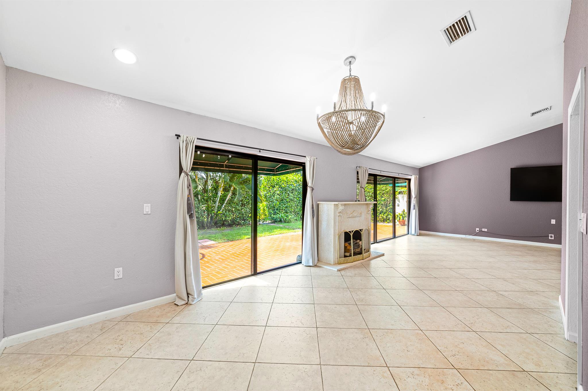 L AMBIANCE OF VIA VERDE - Residential