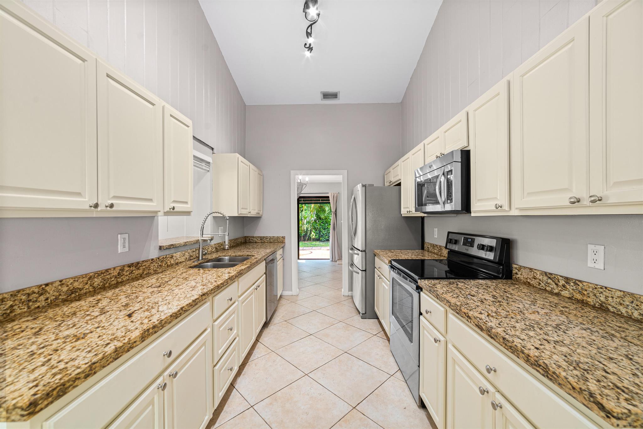 L AMBIANCE OF VIA VERDE - Residential