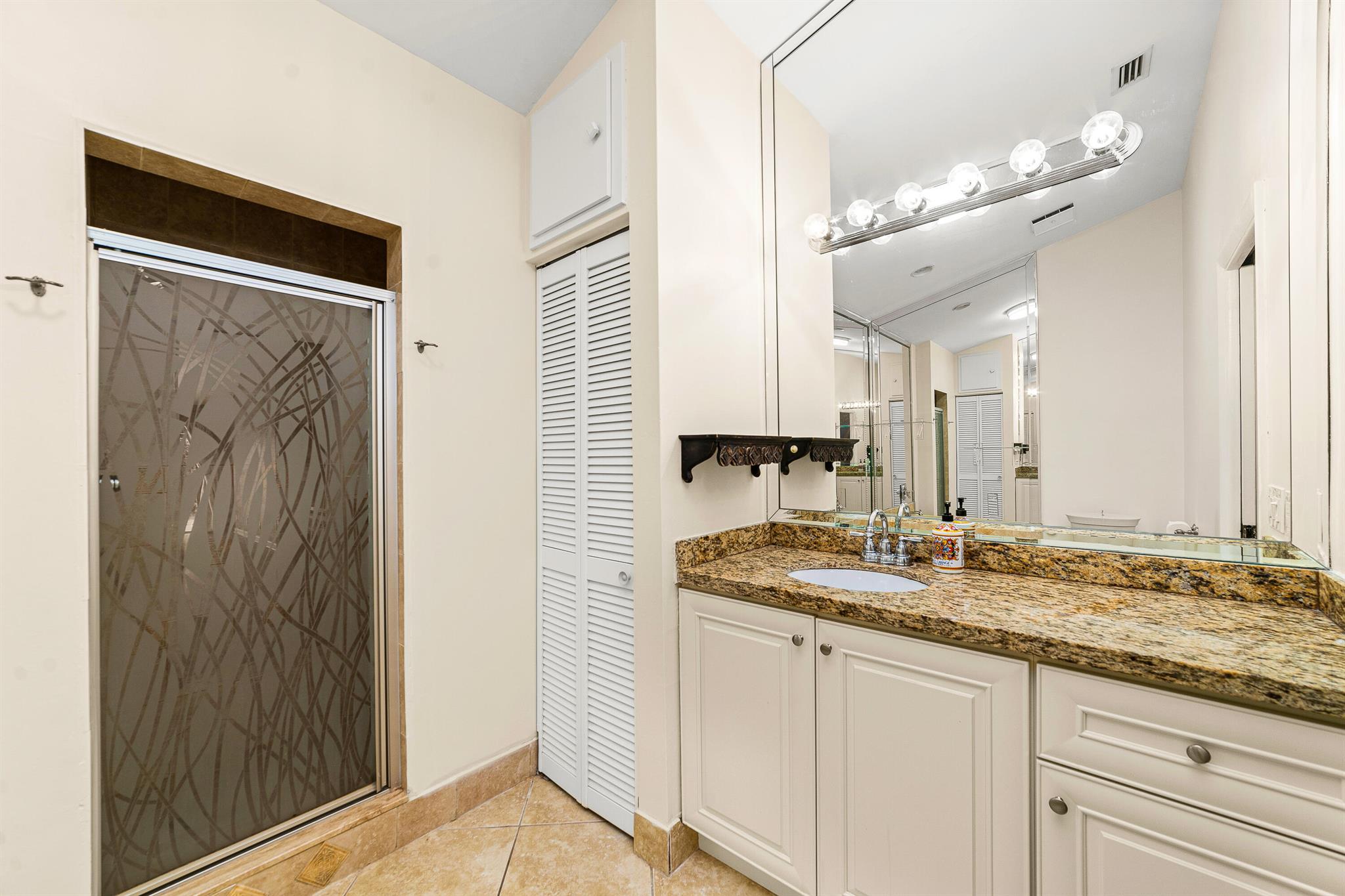 L AMBIANCE OF VIA VERDE - Residential