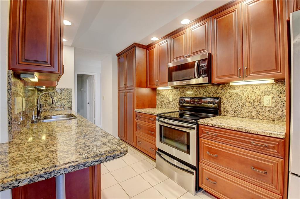 LA PAZ AT BOCA POINTE - Residential