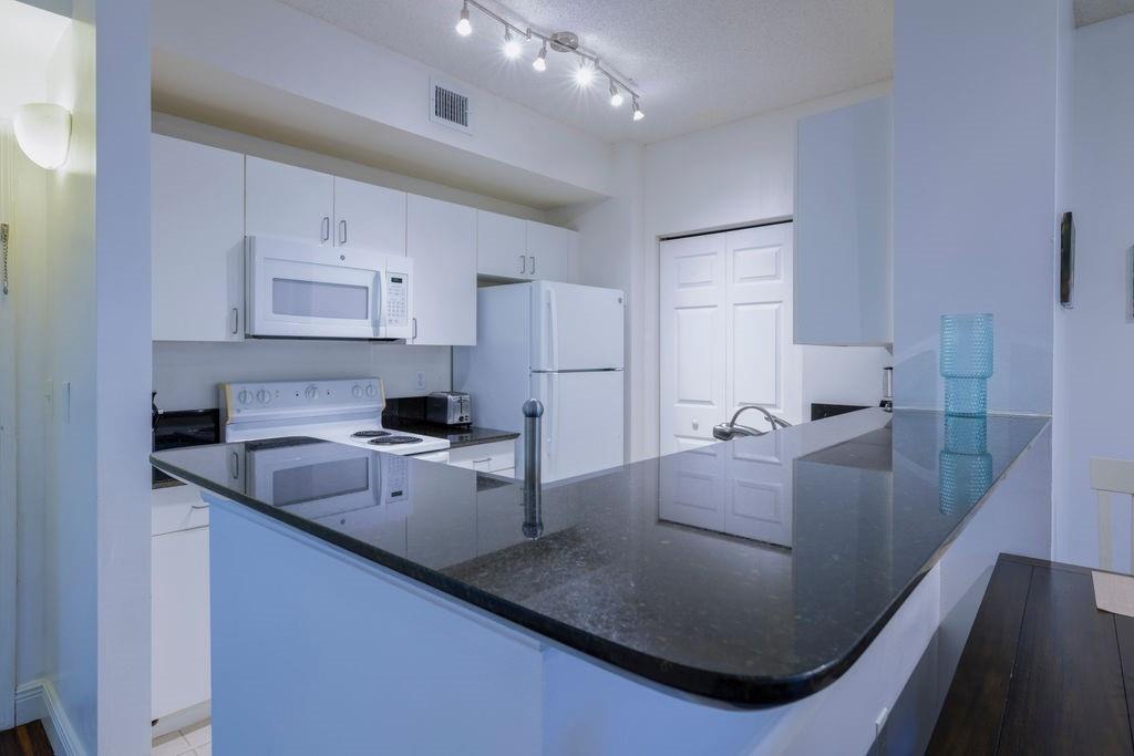 720 S Sapodilla Ave 402