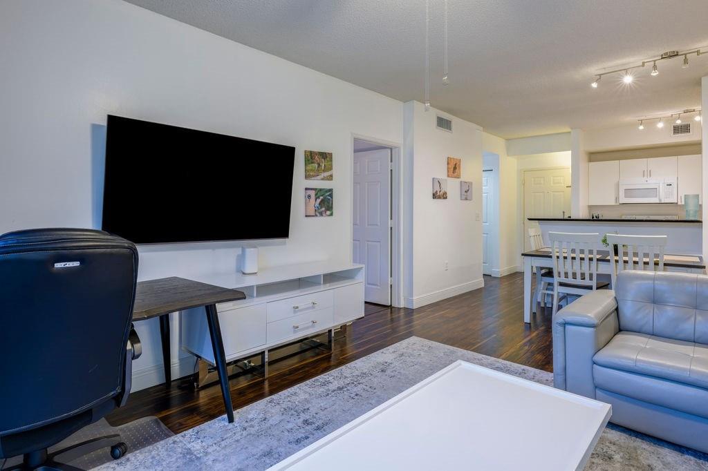 720 S Sapodilla Ave 402