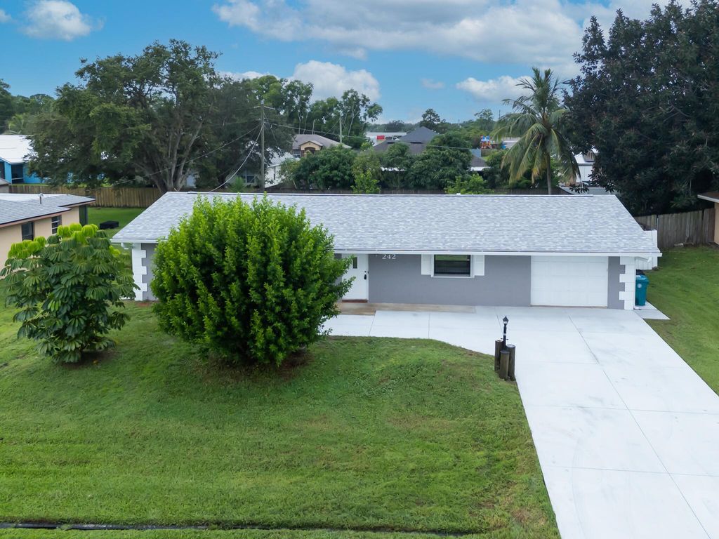 Photo of 242 NW Lincoln Avenue, Port Saint Lucie, FL 34983 (MLS # R11109038)
