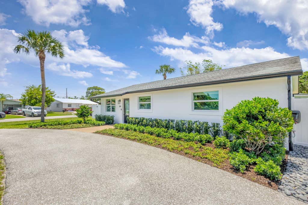 Photo of 204 W Whitney Drive, Jupiter, FL 33458 (MLS # B26049730)