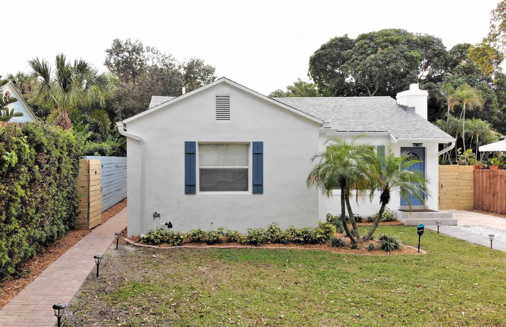 Photo of 918 Upland Road, West Palm Beach, FL 33401 (MLS # B26026626)