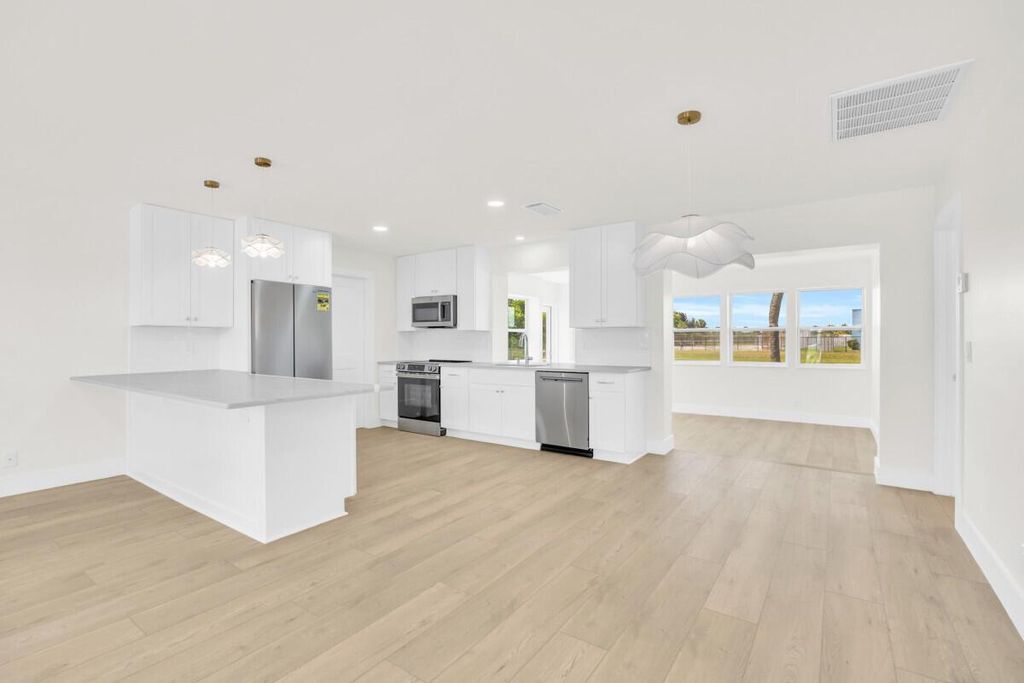 Photo of 400 Riverside Drive, Palm Beach Gardens, FL 33410 (MLS # R11100360)