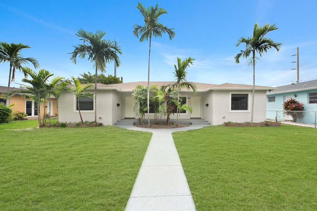 Photo of 814 NE 8th Street, Hallandale Beach, FL 33009 (MLS # B26036144)