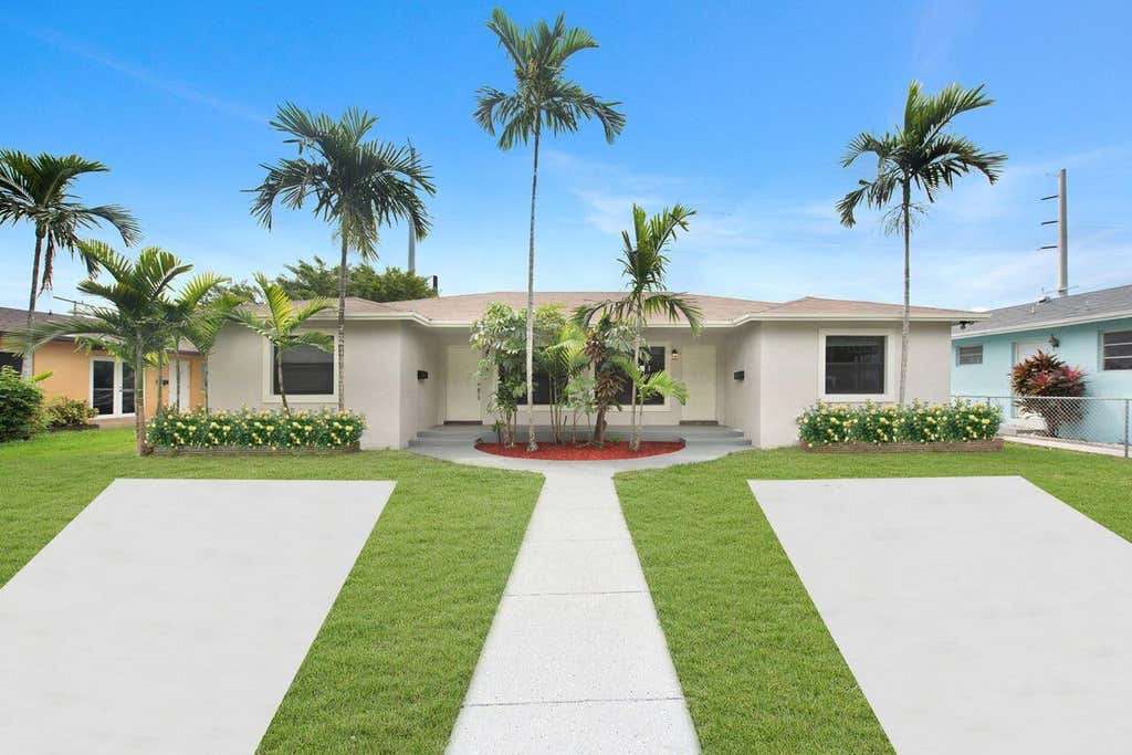 Photo of 814 NE 8th Street, Hallandale Beach, FL 33009 (MLS # B26036144)