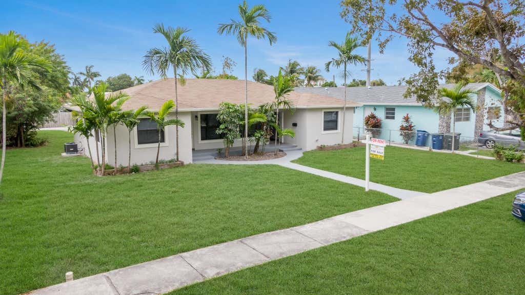 Photo of 814 NE 8th Street, Hallandale Beach, FL 33009 (MLS # B26036144)