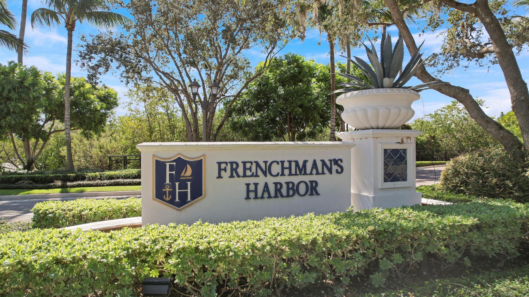 CARRIAGE HOMES AT FRENCHM - Residential