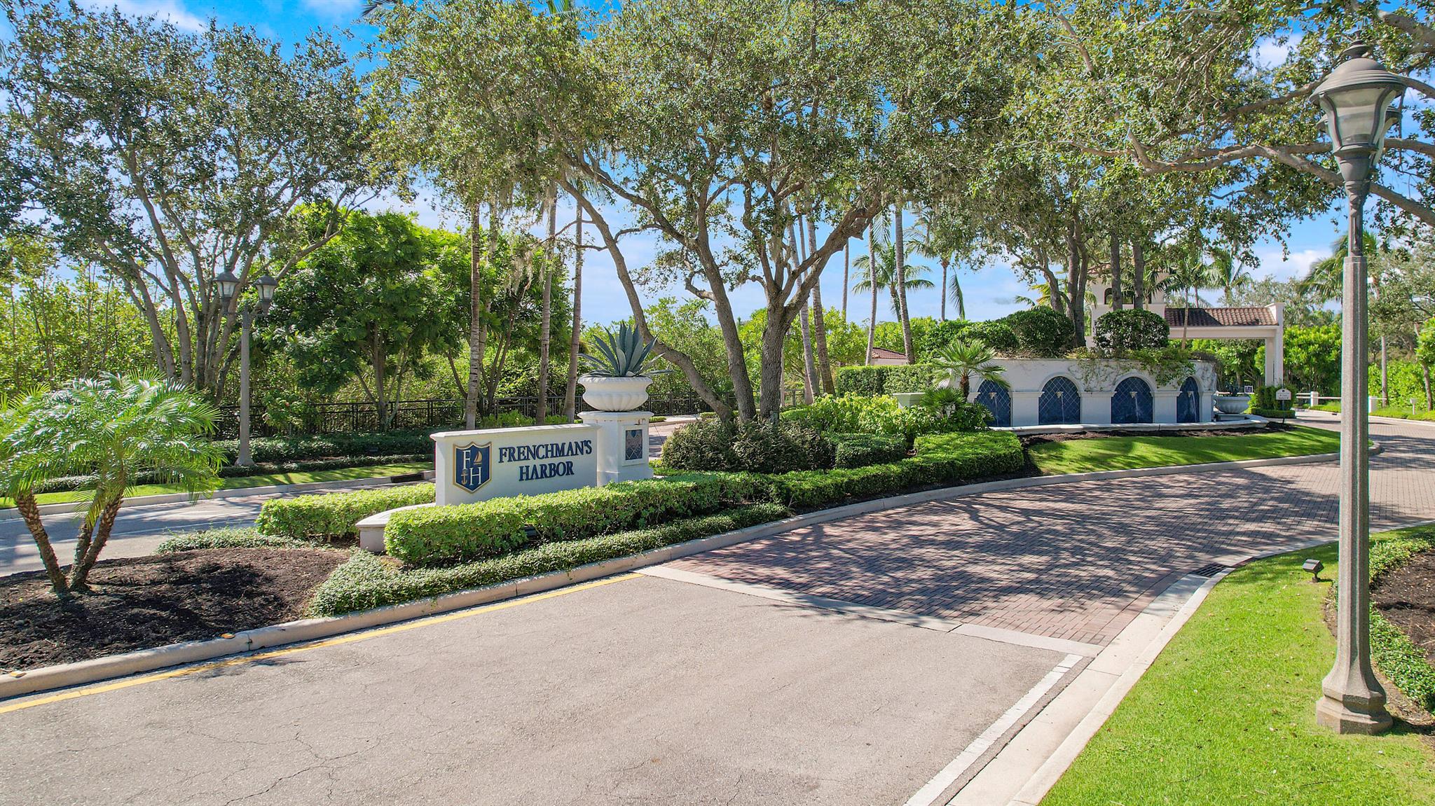 CARRIAGE HOMES AT FRENCHM - Residential