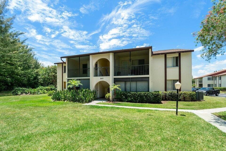 Super clean 1 bedroom 1 bath condo in the middle of West Palm Beach! Just 10 mins from downtown and 15 from the beach! All ages gated community that is centrally located with all the shopping you could imagine. Association REQUIRES 690+ credit score.