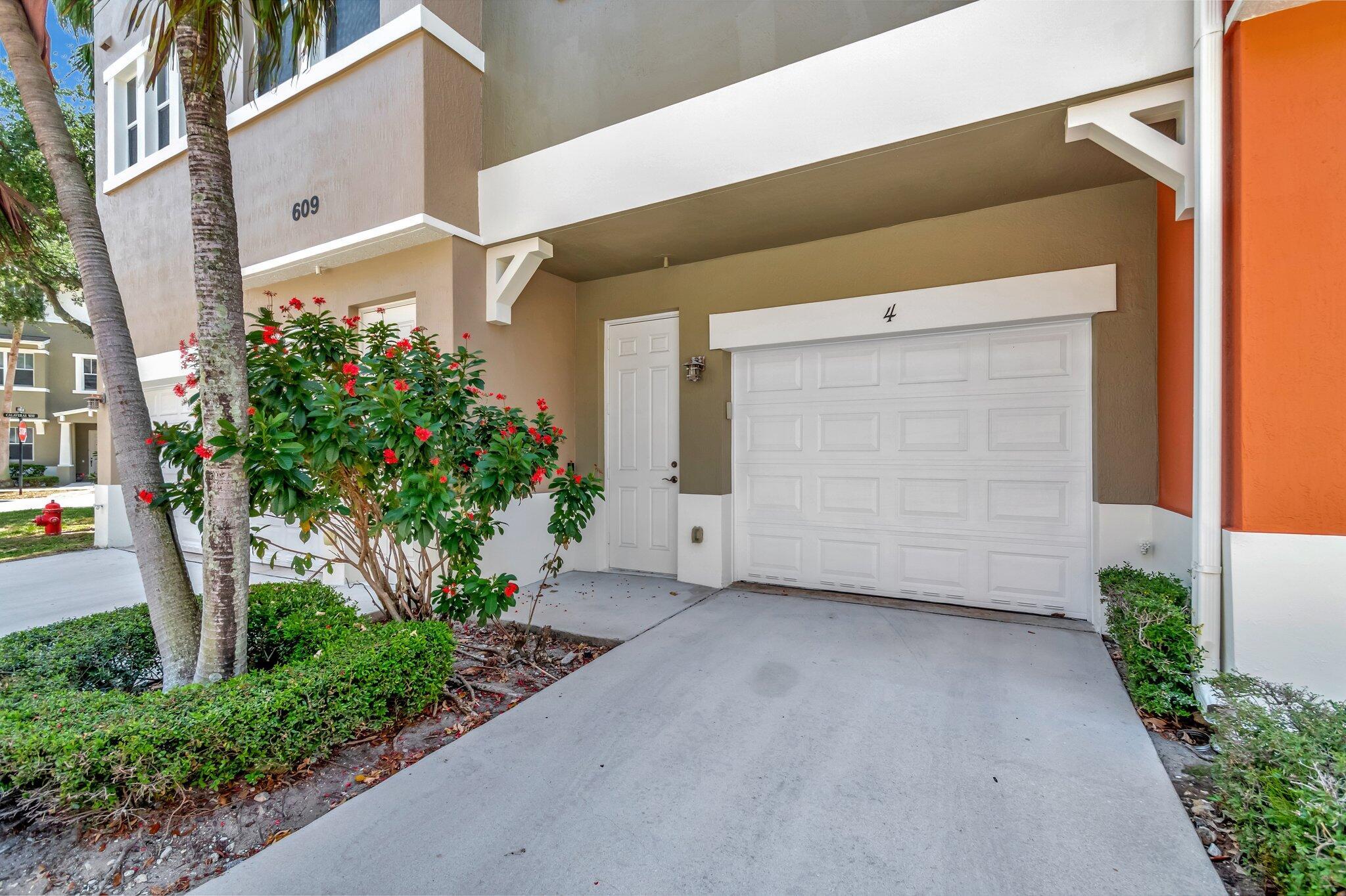 West Palm Beach, Florida 33401, United States, 2 Bedrooms Bedrooms, ,3 BathroomsBathrooms,Residential,Pending,209681