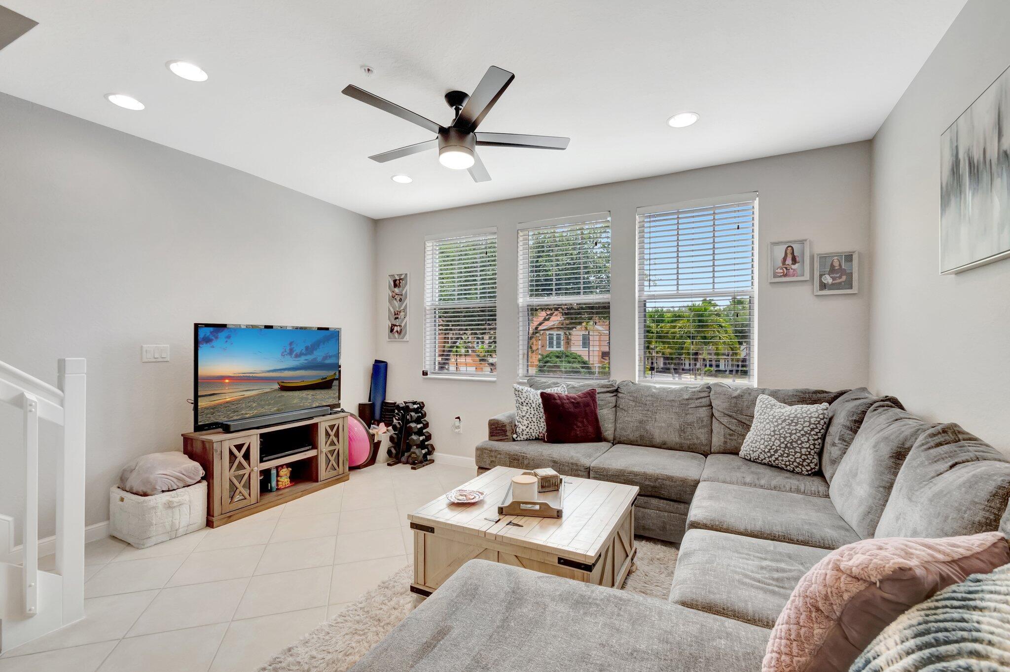 West Palm Beach, Florida 33401, United States, 2 Bedrooms Bedrooms, ,3 BathroomsBathrooms,Residential,Pending,209681