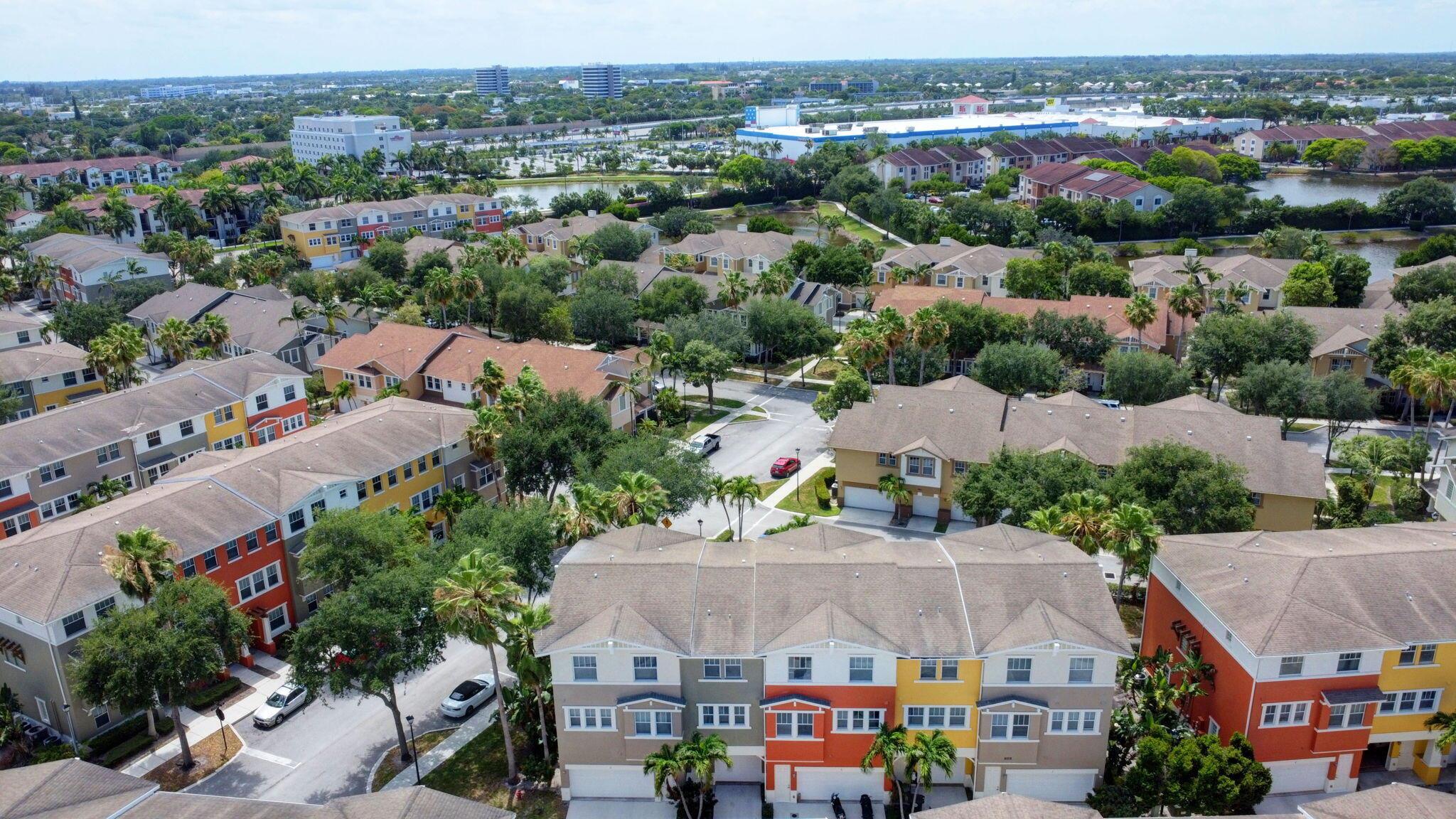 West Palm Beach, Florida 33401, United States, 2 Bedrooms Bedrooms, ,3 BathroomsBathrooms,Residential,Pending,209681