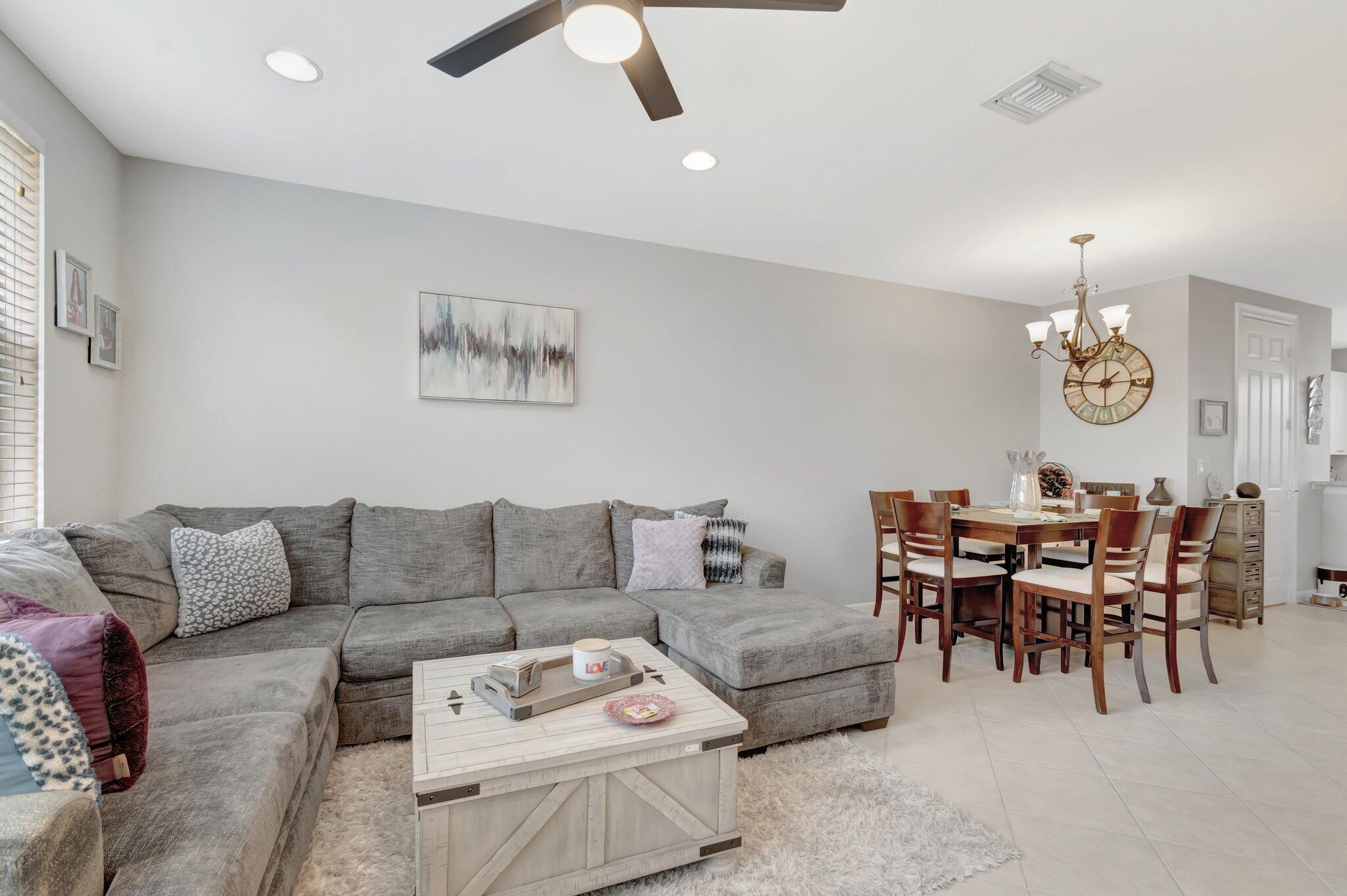 West Palm Beach, Florida 33401, United States, 2 Bedrooms Bedrooms, ,3 BathroomsBathrooms,Residential,Pending,209681