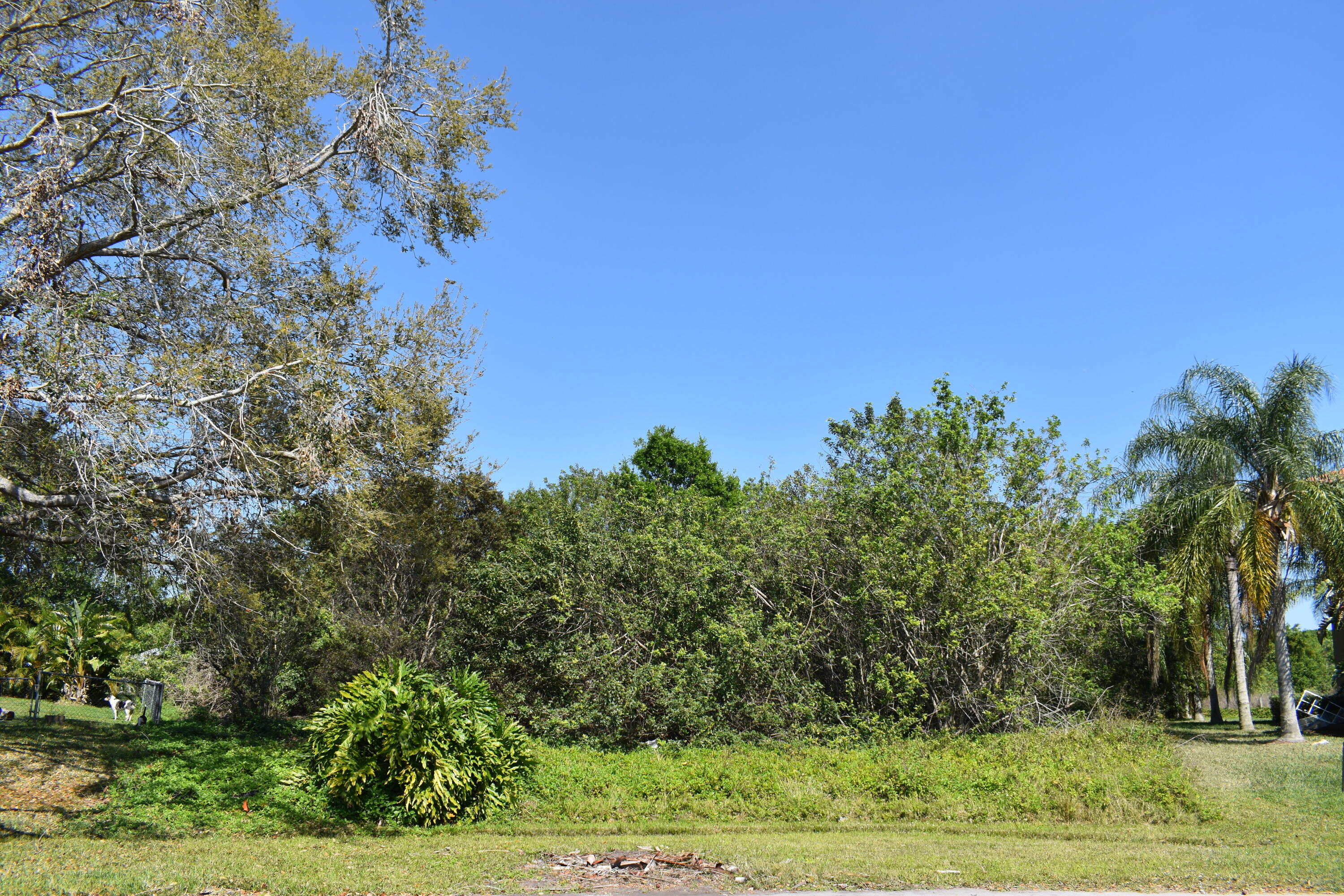 Oversize cul-de-sac lot in NW Port Saint Lucie. Located close to local shopping and restaurants. Not too many lots this size left in Port Saint Lucie. Buy and build your Florida dream home.