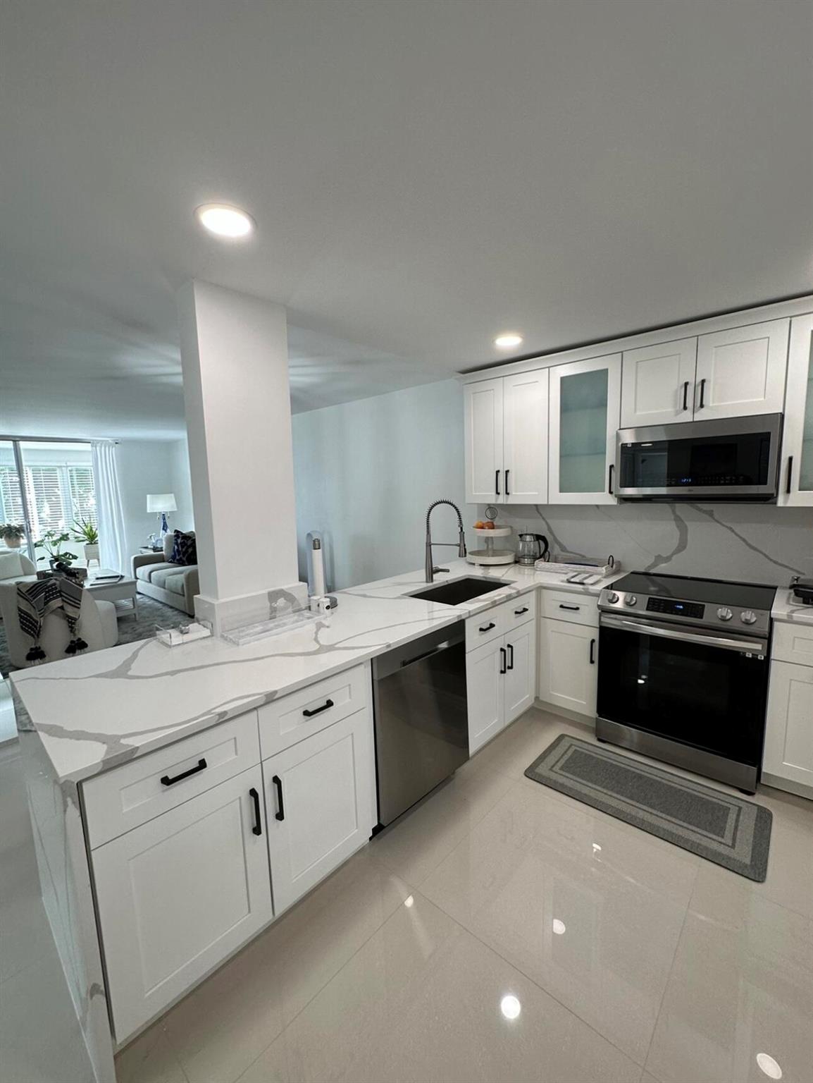 FULLY LUXURY RENOVATED APARTMENT!! GREAT INVESTMENT OPPORTUNYTY!!! CLOSE TO RESTAURANTS, SUPERMARKET, MALL ; 10 MINUTES TO THE BEACH; 3 MINUTES TO ALL MAYOR HIGHWAYS.