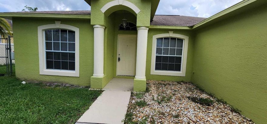 Welcome to this beautiful single-family home featuring 3 bedrooms and 2 bathrooms, with 2 cars garage perfectly situated in the highly sought-after Torino area. This property offers an ideal blend of comfort and convenience, with a bright and open floor plan designed for modern living.: Enjoy a spacious layout with plenty of natural light. Close to top-rated schools, shopping centers, and just minutes from major highways.
Only a short drive to Clover Stadium for sports and entertainment.
Ready for immediate occupancy.