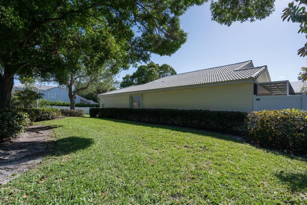 Photo of 101 Siena Oaks Circle W, Palm Beach Gardens, FL 33410 (MLS # R11016094)
