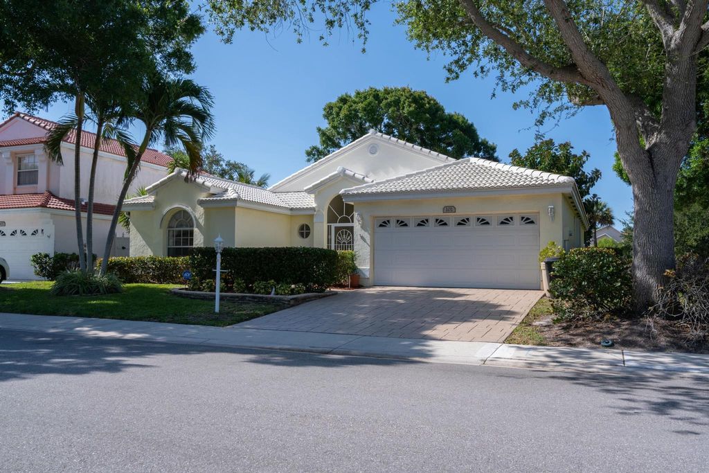 Photo of 101 Siena Oaks Circle W, Palm Beach Gardens, FL 33410 (MLS # R11016094)