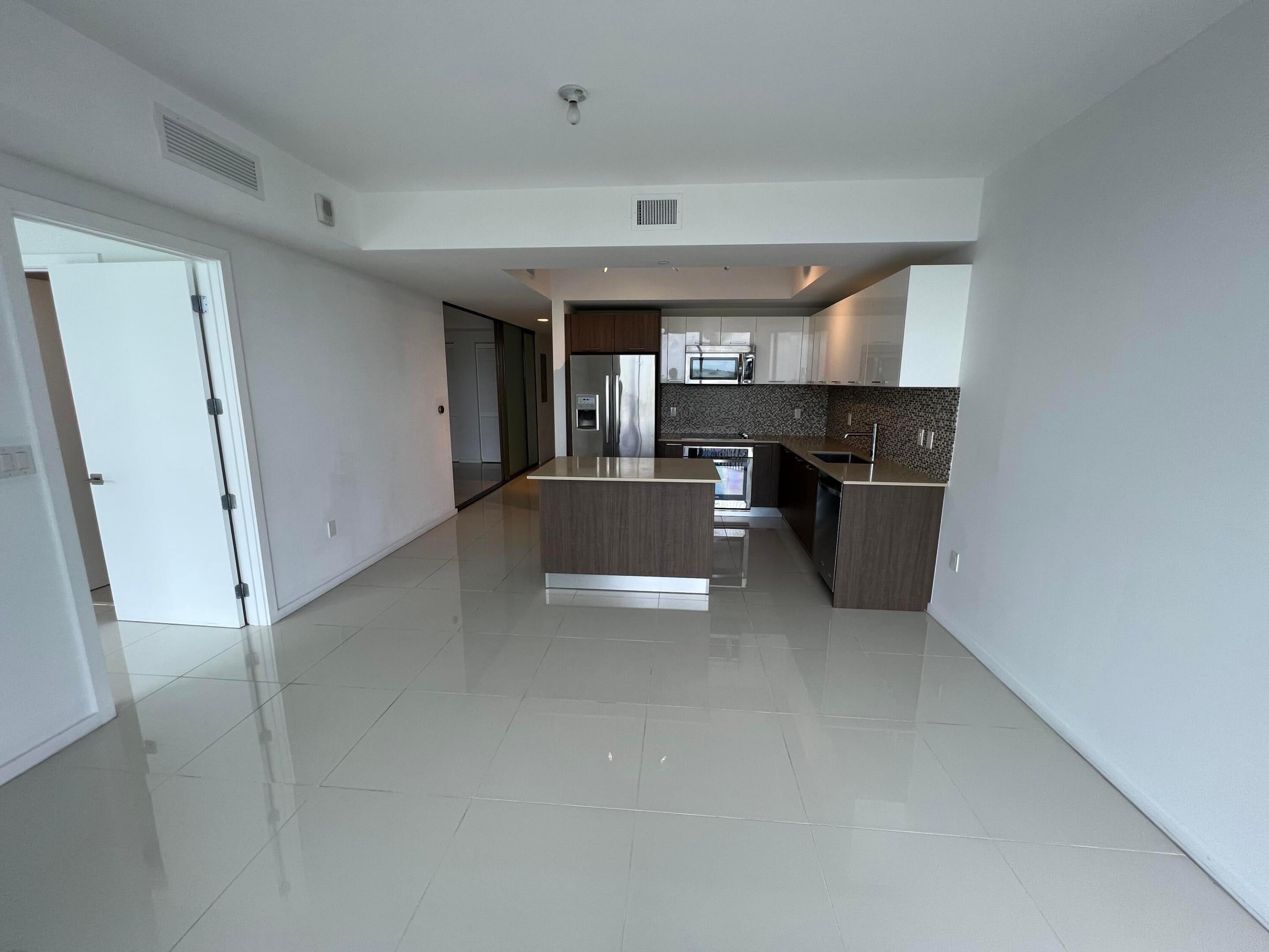 5300 PASEO Boulevard 708, Doral, FL, 33166/$420,000 3 5300 PASEO Boulevard 708
