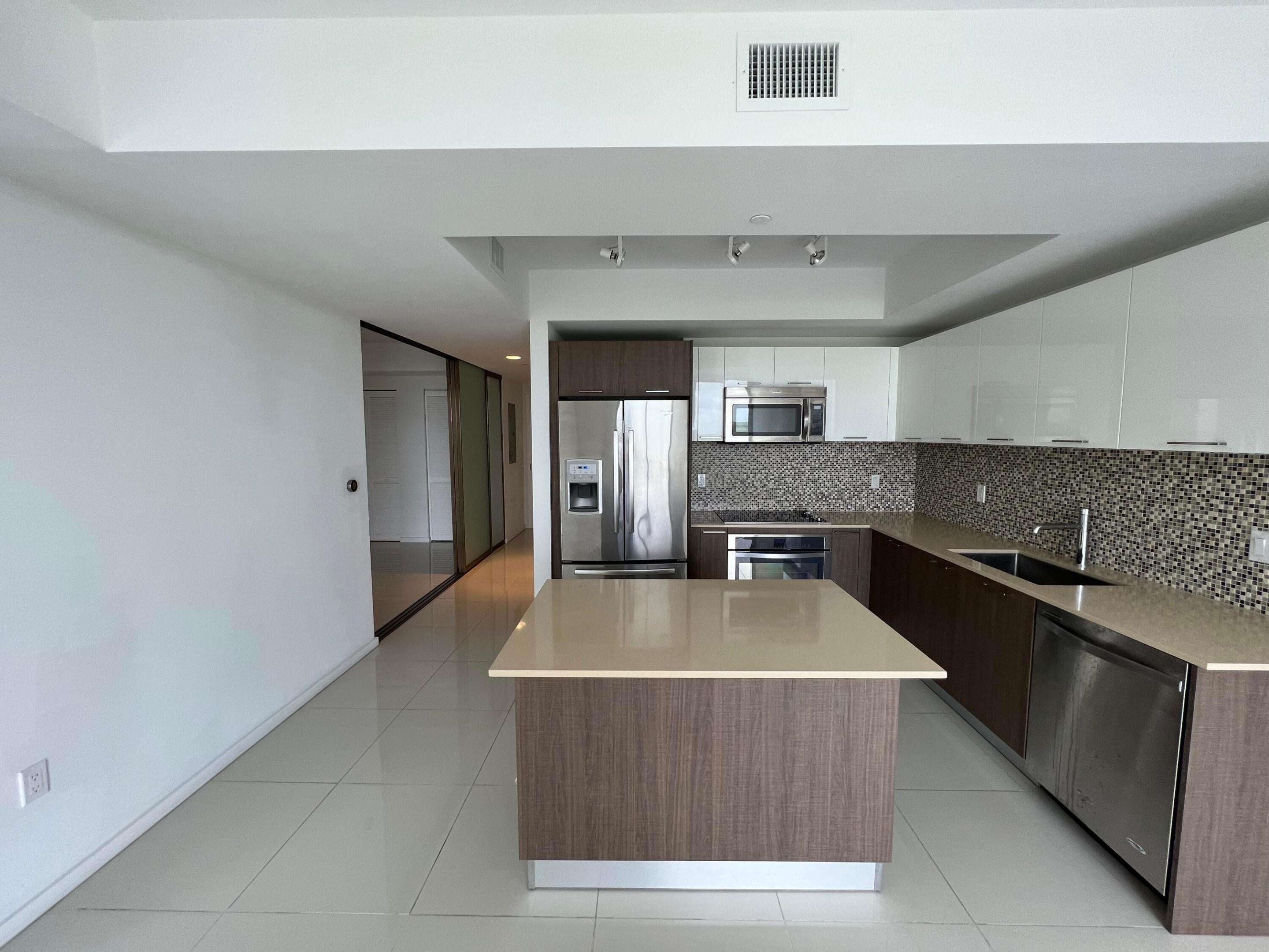 5300 PASEO Boulevard 708, Doral, FL, 33166/$420,000 4 5300 PASEO Boulevard 708