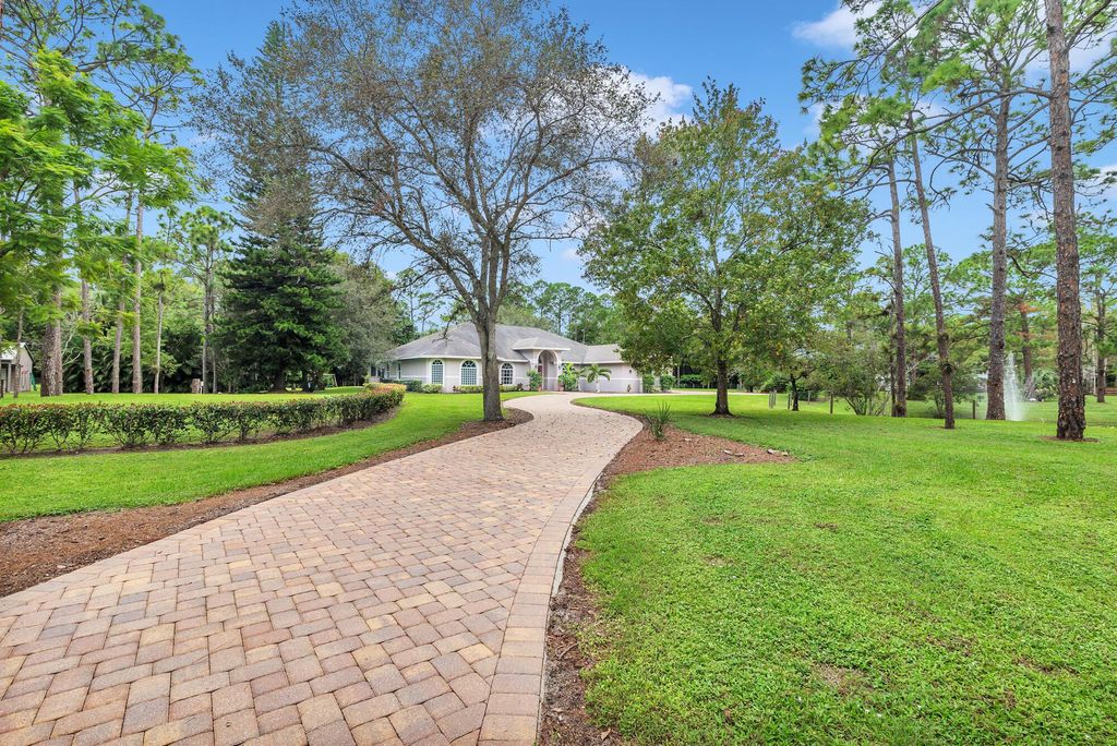 Photo of 13638 Mallard Way, Palm Beach Gardens, FL 33418 (MLS # R10928244)