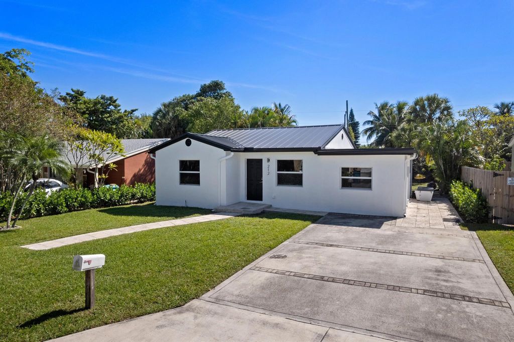 Photo of 212 SE 1st Avenue, Boynton Beach, FL 33435 (MLS # R11069780)