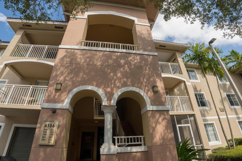 Photo of 6386 Emerald Dunes Drive #202, West Palm Beach, FL 33411 (MLS # R11107634)
