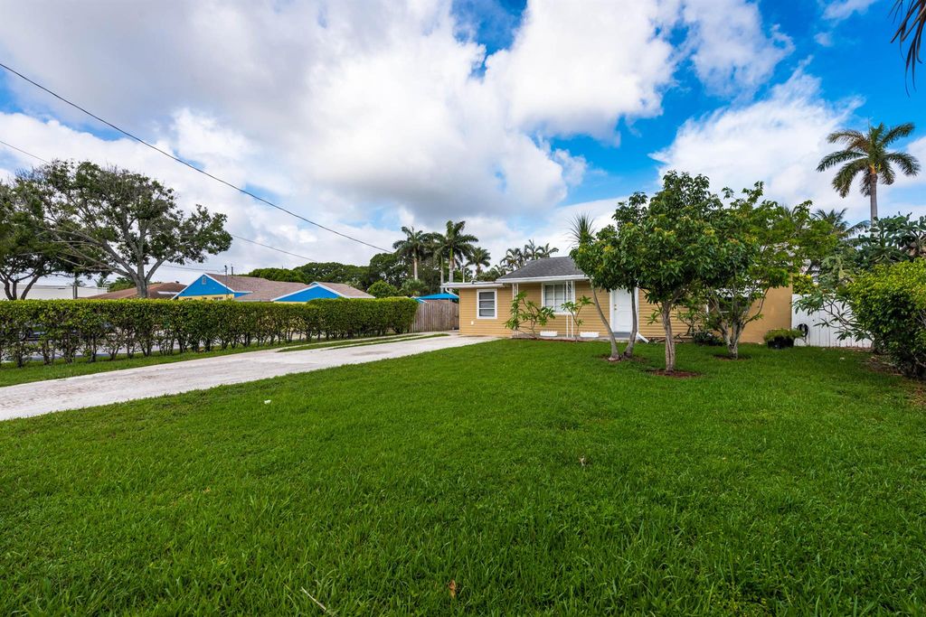 Photo of 3 Miller Road, Palm Springs, FL 33461 (MLS # R10991203)