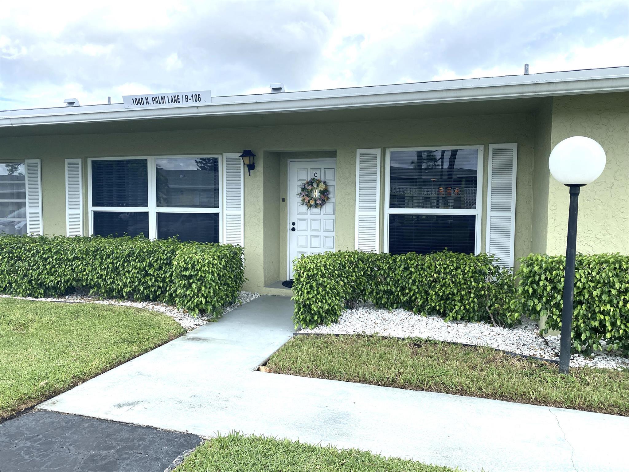PINES OF DELRAY. Exceptional villa renovation! Contemporary wall colors; textured ceilings; crown molding; 19.6 foot long high-end open kitchen with wood cabinetry, Blum soft-close hinges, 28 feet of granite counter tops; 6''x 3'' granite tile backsplash, 27''x 16''x 9''(deep) stainless steel sink and all stainless steel appliances; recessed lighting; IMPACT GLASS windows throughout; 19.6'' x 19.6'' Keros Ceramica tile in entry hall-kitchen-living rm; sliding glass door access onto tiled & screened patio with east-exposed open greenbelt view; modern bathrooms including granite-walled full-shower in master bathroom; 2024 full size side by side washer & dryer; 2018-installed Rheem 2.5 ton 16 seer AC system. 55+ community, 2 clubhouses w/heated pools, pickleball/tennis/bocce courts.