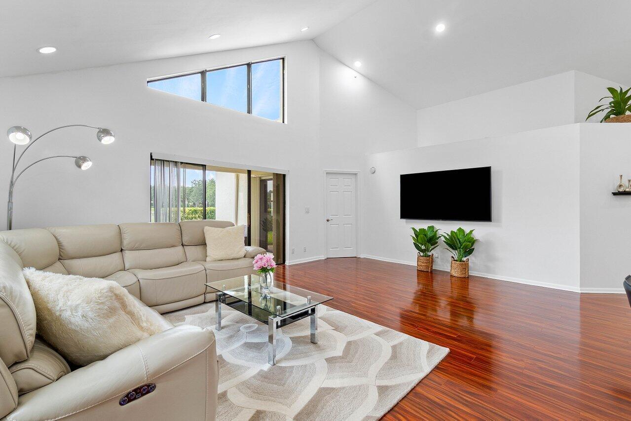 VILLE DE CAPRI / POLO CLUB - Residential Lease