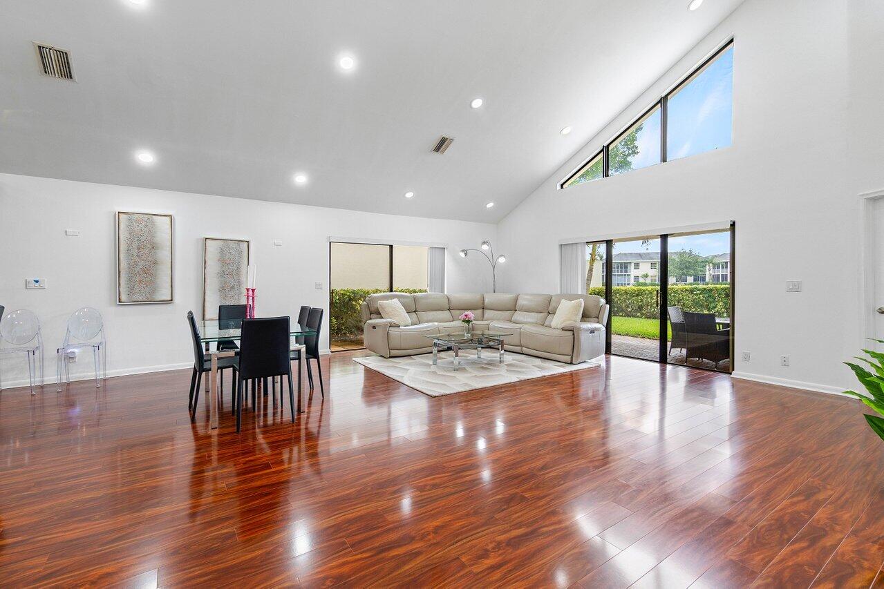 VILLE DE CAPRI / POLO CLUB - Residential Lease