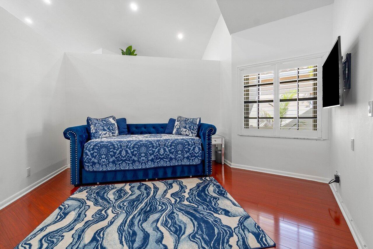 VILLE DE CAPRI / POLO CLUB - Residential Lease