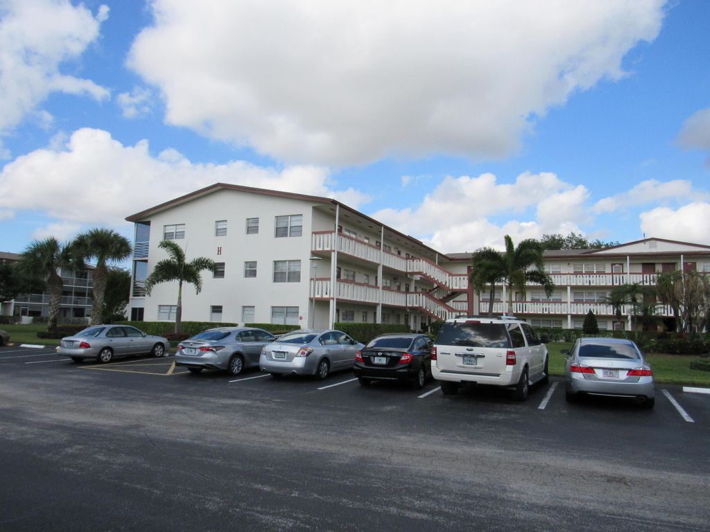 Photo of 195 Fanshaw Way E #195, Boca Raton, FL 33434 (MLS # B26039137)