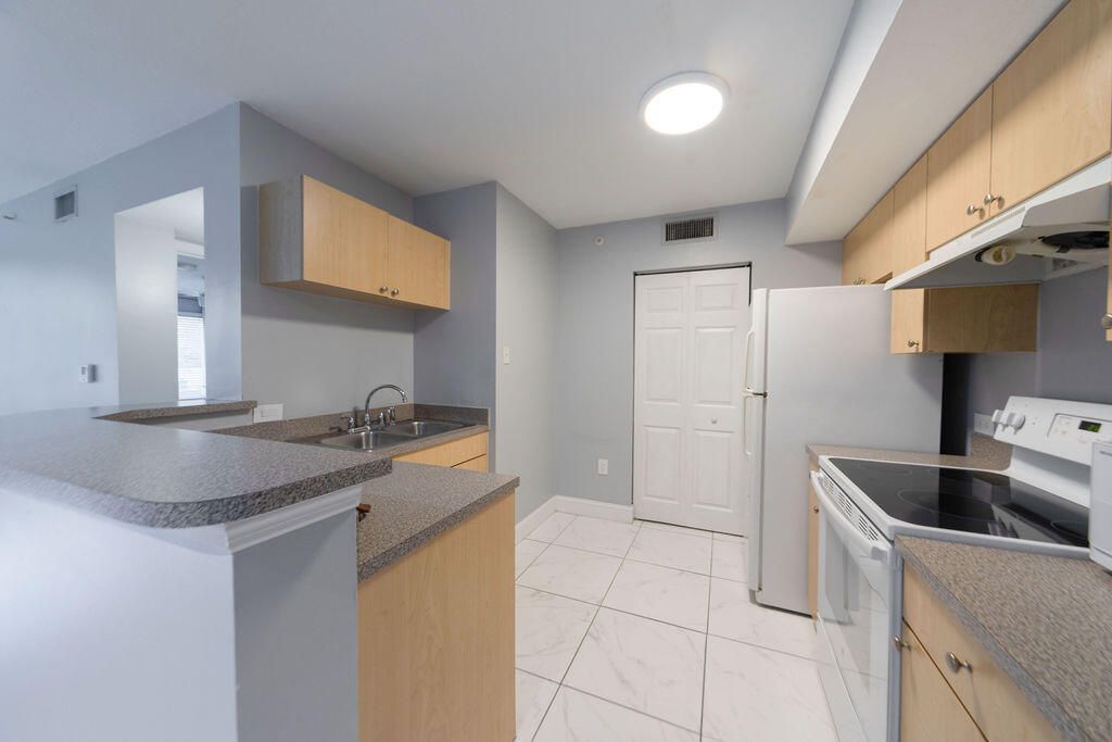 Photo of 505 Villa Circle, Boynton Beach, FL 33435 (MLS # R11141736)