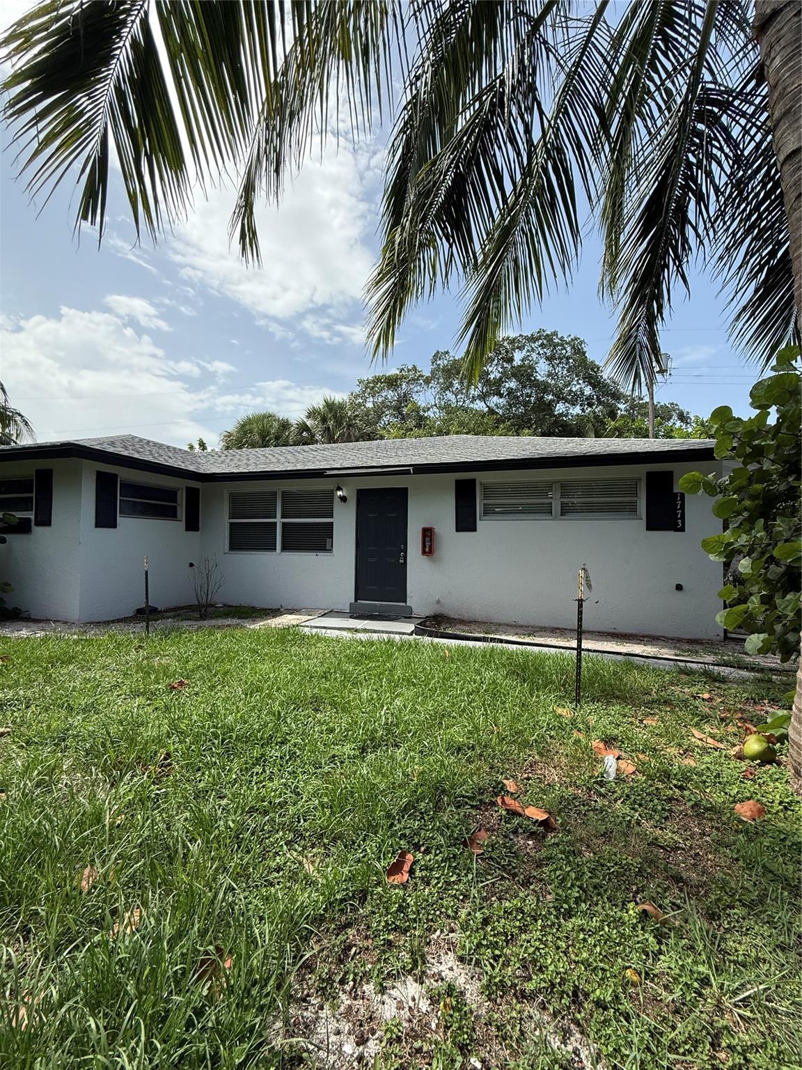 Very nice, clean 2 bedroom on quiet dead end street near Juno Beach. Three streets over from Juno Park.