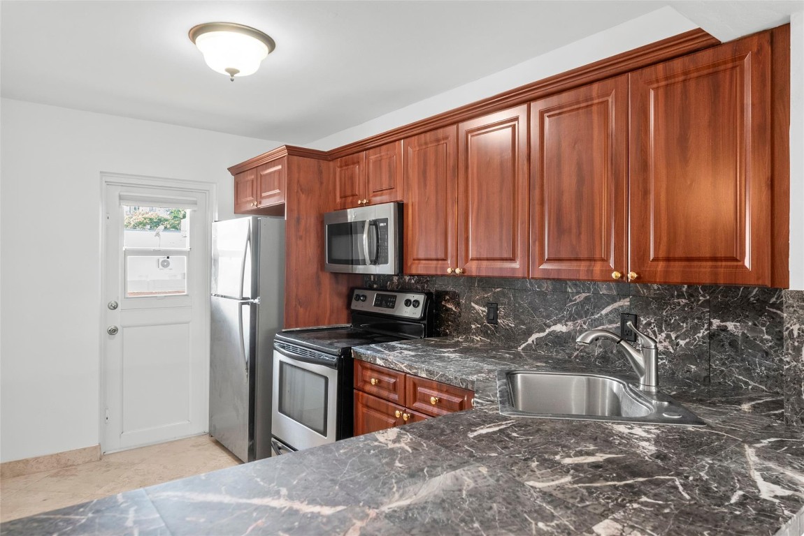 Lighthouse Point Plaza - Residential