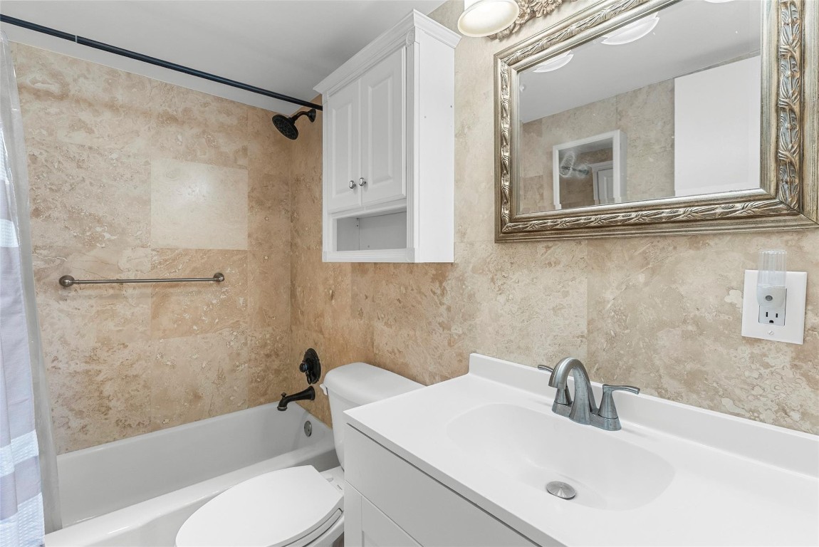 Lighthouse Point Plaza - Residential