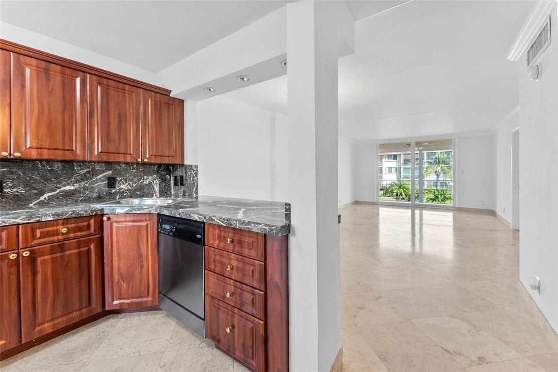 Lighthouse Point Plaza - Residential