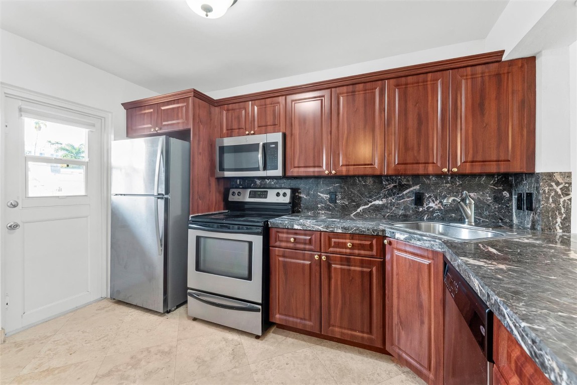 Lighthouse Point Plaza - Residential