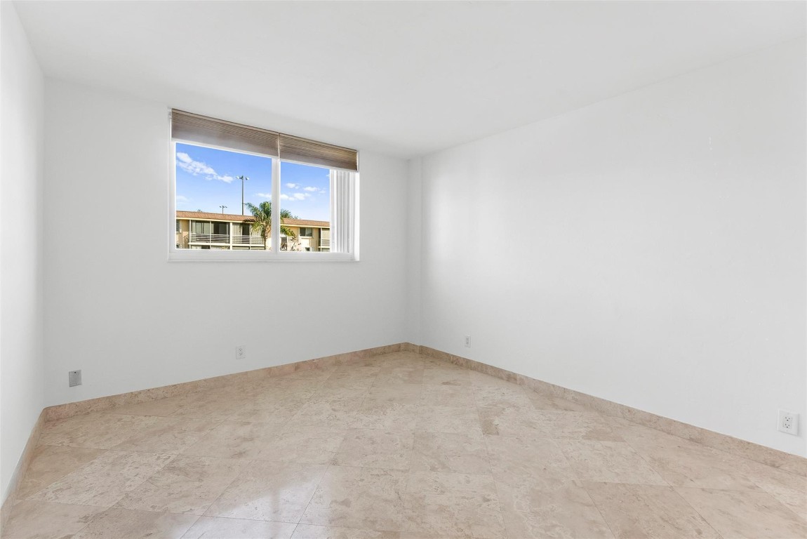 Lighthouse Point Plaza - Residential