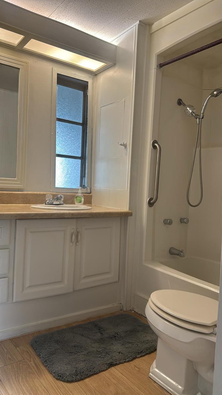 PALM LAKE CO-OP INC PH I - Residential Lease