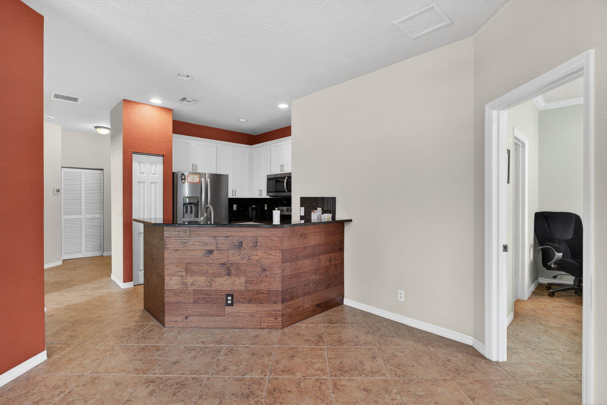 HAMPTON HILLS CONDO - Residential