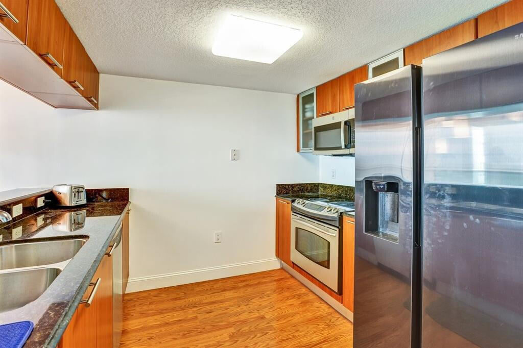 1800 CLUB CONDO - Residential Lease