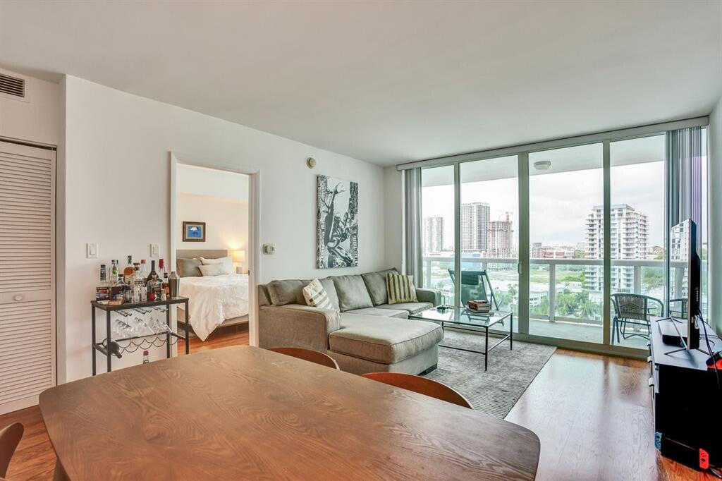 1800 CLUB CONDO - Residential Lease