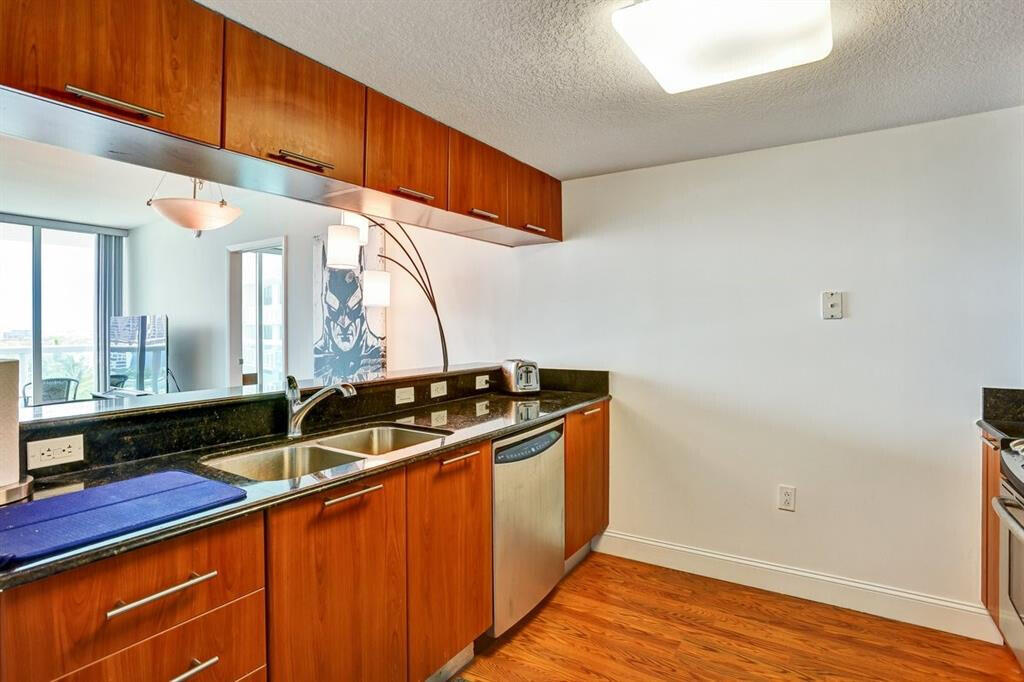 1800 CLUB CONDO - Residential Lease