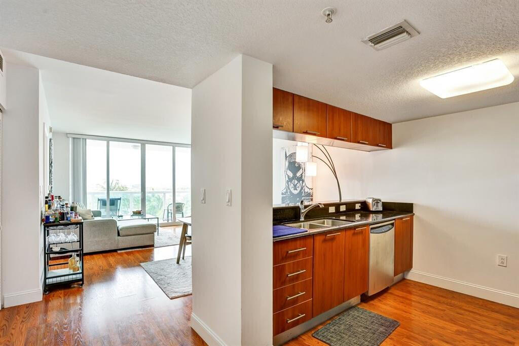 1800 CLUB CONDO - Residential Lease