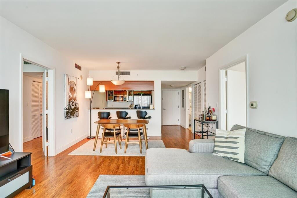 1800 CLUB CONDO - Residential Lease